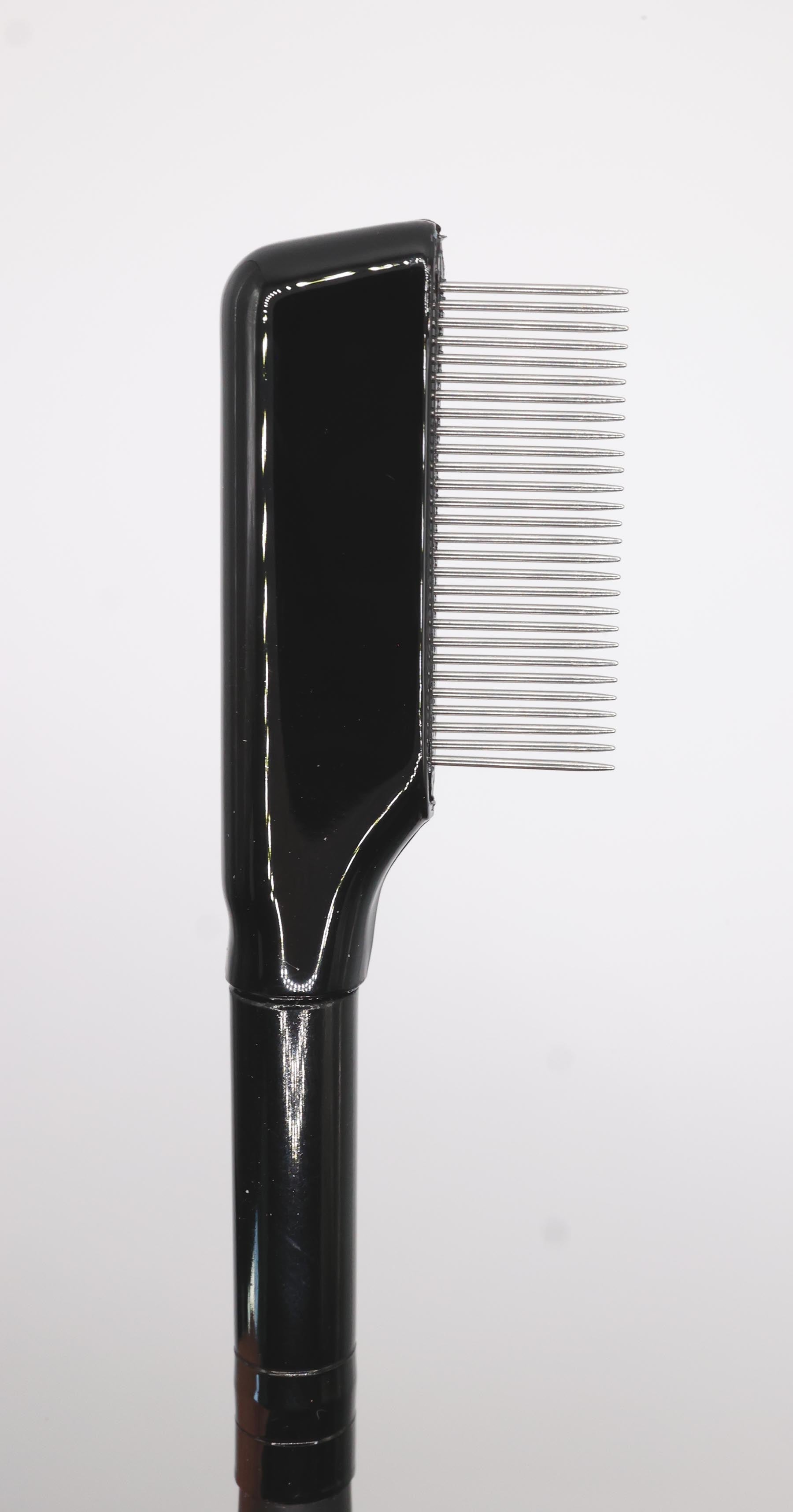 metal lash comb head close up